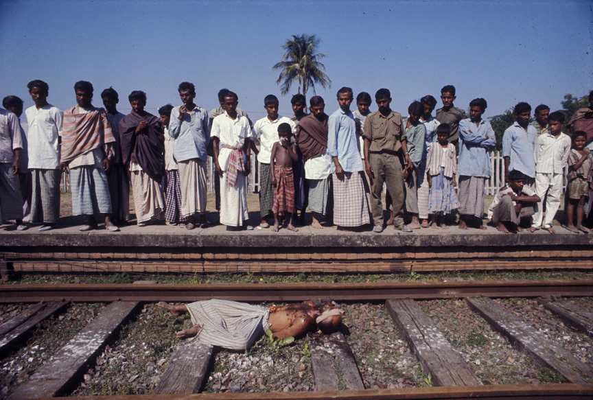 An alleged "collaborator" is killed at the end of the India-Pakistan war 1971 : Too Close UMFA : David Burnett | Photographer