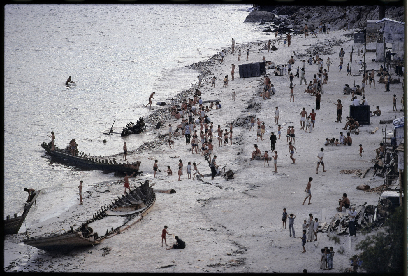 Hundreds of Vietnamese boat people at the Malaysian island of Pilau Bidong, 1979 : Too Close UMFA : David Burnett | Photographer