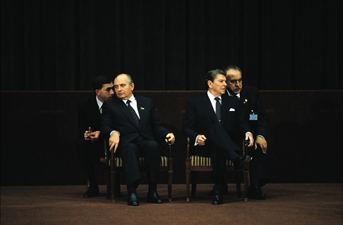 Ronald Reagan meets his Soviet counterpart, Mikhail Gorbachev, Geneva 1985 : Too Close UMFA : David Burnett | Photographer
