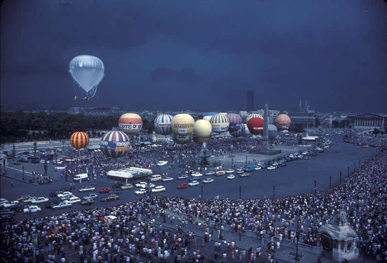 A balloon goes aloft at the 1983 Gordon Bennett balloon race, Paris : Too Close UMFA : David Burnett | Photographer