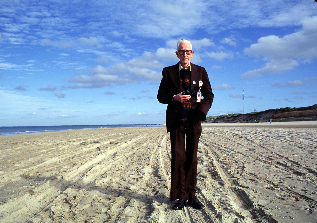 Pat Passman, returns to Utah Beach in 1994,  for the first time in 50 years : D-Day: the Men, the Beaches : David Burnett | Photographer