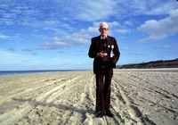 Pat Passman, returns to Utah Beach in 1994, for the first time in 50 years - ©2024 David Burnett.<br/>All rights reserved.