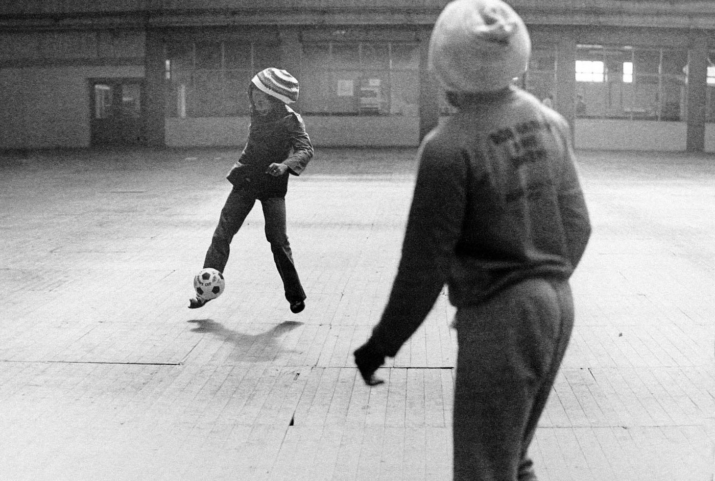 Reggae star Bob Marley and his ever present soccer ball, on tour 1977 : Too Close UMFA : David Burnett | Photographer