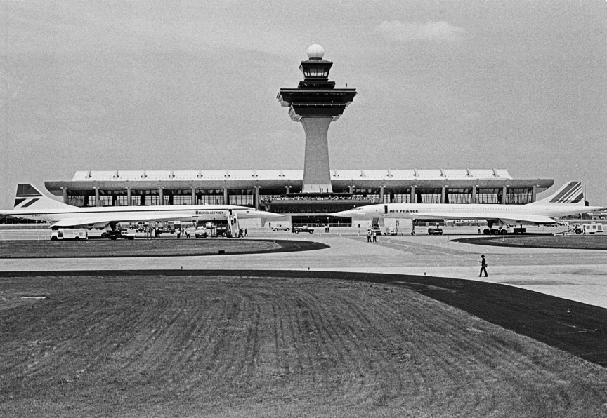 The first two transatlantic Supersonic airliners, Concordes, arrive at Dulles Airport 1976 : Too Close UMFA : David Burnett | Photographer