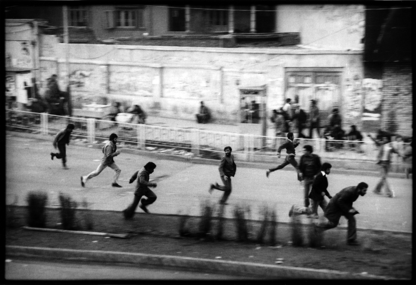 When the shooting starts, people run at their own pace: the Iran revolution 1979 : Too Close UMFA : David Burnett | Photographer