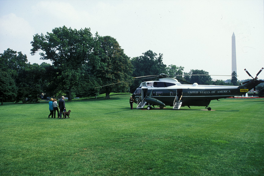 Following public disclosures about Monica Lewinsky, Pres. Bill Clinton, with Hillary and Chelsea, walk to the Marine helicopter to leave on vacation : Too Close UMFA : David Burnett | Photographer