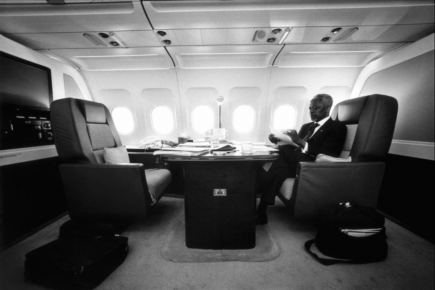 U N Secretary General Kofi Annan aboard his plane headed to Afghanistan 2001 : Too Close UMFA : David Burnett | Photographer