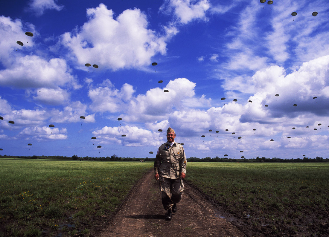 D-Day veteran paratrooper Bob Williams leaves the jump zone following a commemorative jump at D-Day + 50 years, Ste Mere Eglise France : Too Close UMFA : David Burnett | Photographer
