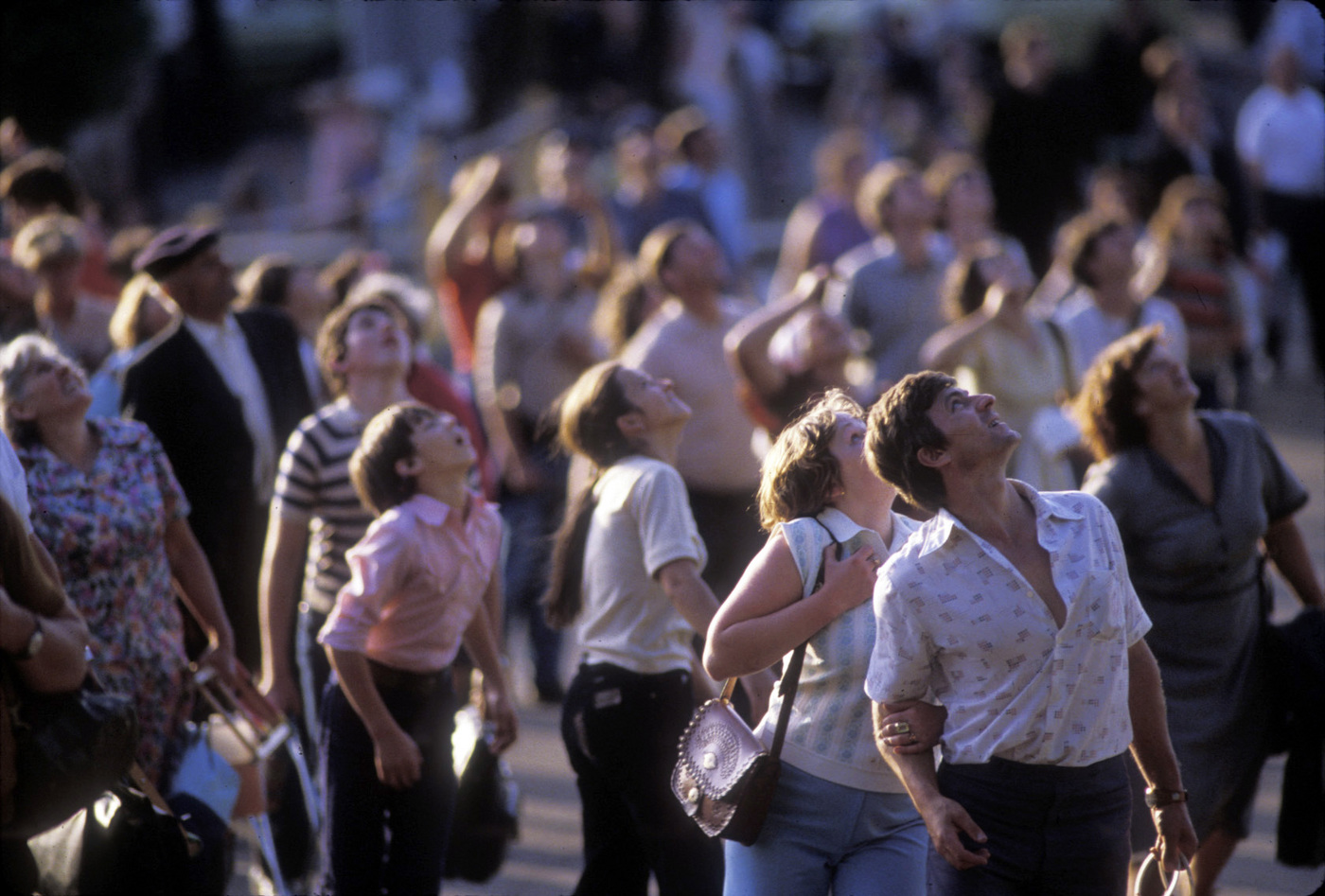 Polish Catholics look skyward for signs of Pope John Paul II's helicopter, Czestachowa Poland 1983 : Too Close UMFA : David Burnett | Photographer