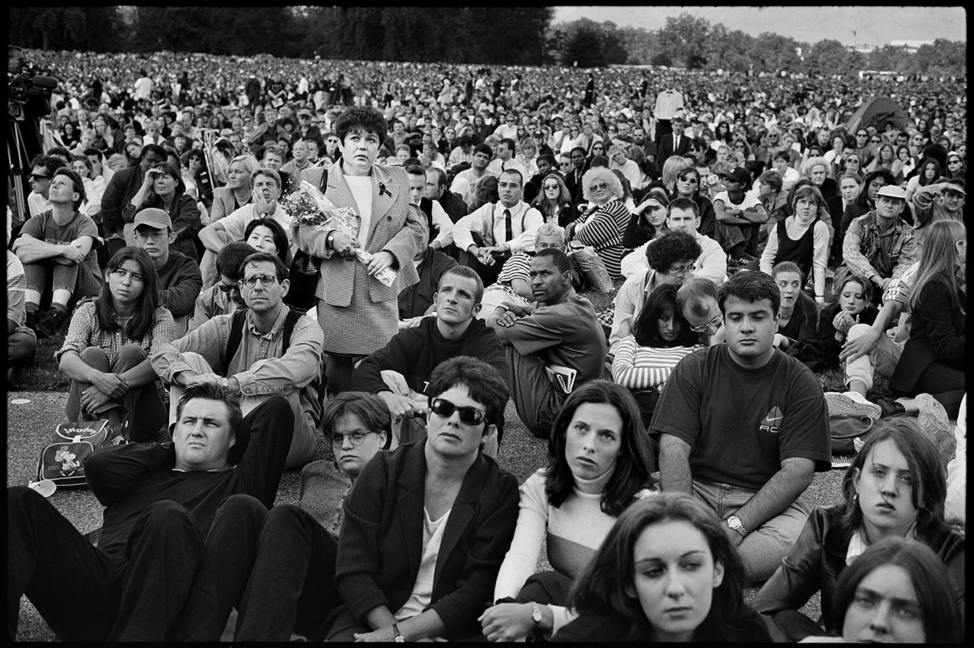 Hyde Park crowds mourn the death of Princess Diana 1997 : Too Close! : David Burnett | Photographer