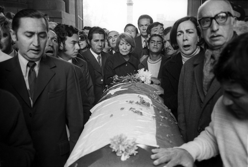 Nobel Laureate Pablo Neruda, laid to rest after the Chile coup d'etat : Classics, Old & New : David Burnett | Photographer