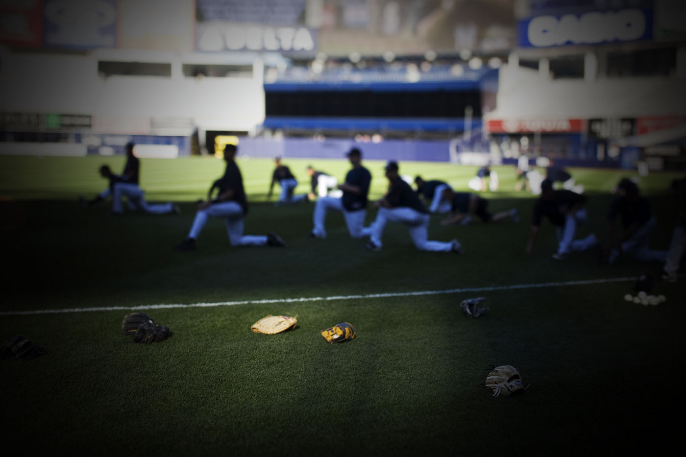 Yankees stretch, pre game : Sport : David Burnett | Photographer