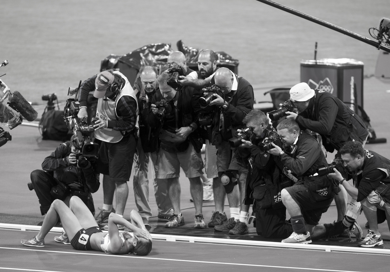 Jessica Ennis collapses at Finish Line after winning Heptathalon : London 2012 / Olympics : David Burnett | Photographer