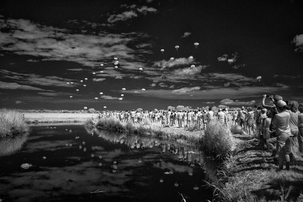 D-Day+70 Years: hundreds of paratroopers jump at Ste Mere Eglise in tribute to the paratroopers of 1944 : D-Day: the Men, the Beaches : David Burnett | Photographer