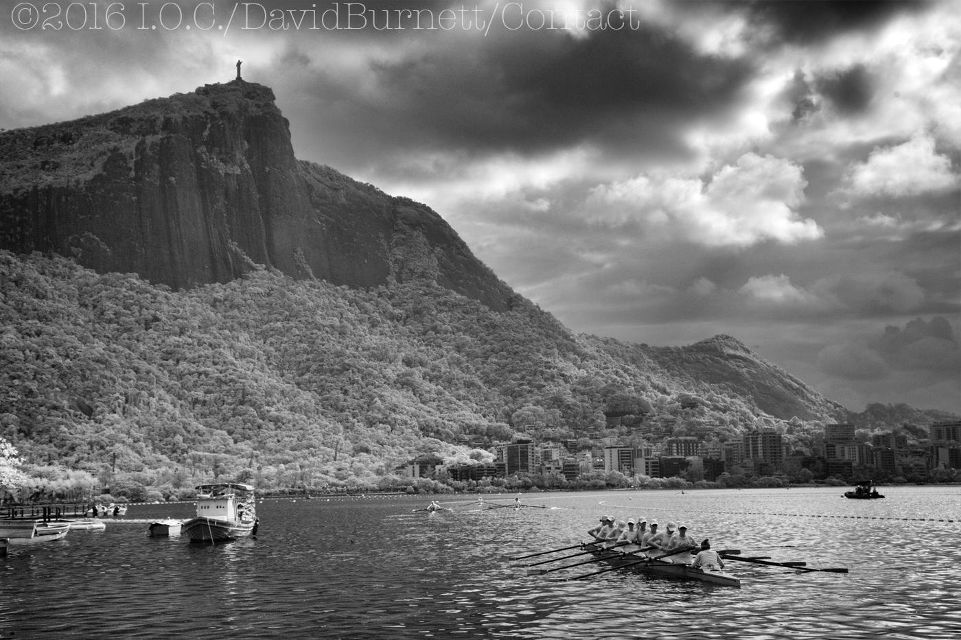 At Lagoa, a scull rows towards Corcovado : Rio Olymplcs 2016 : David Burnett | Photographer