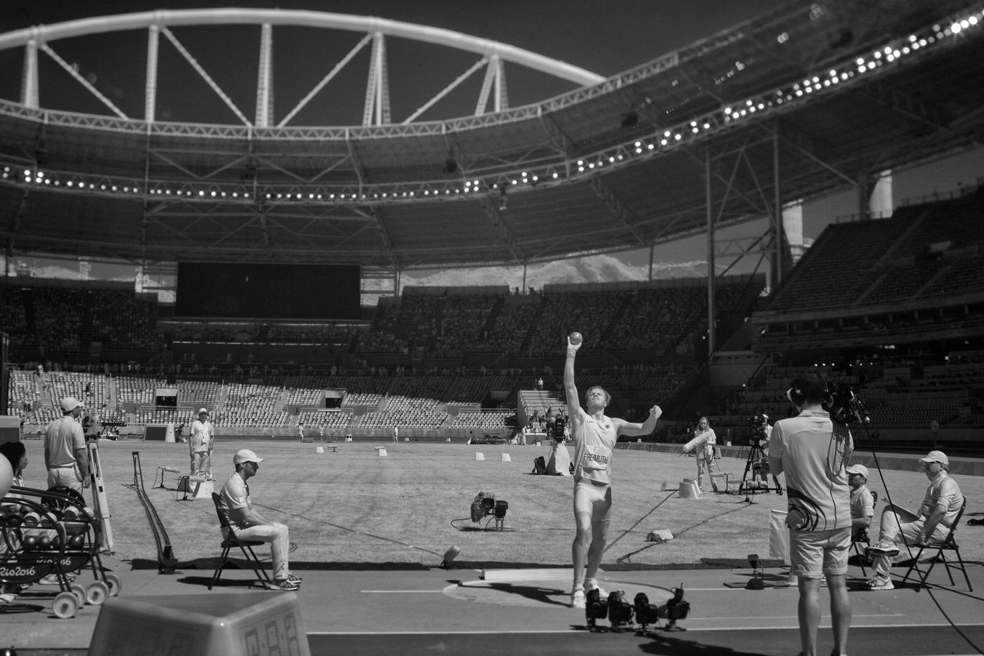 Shotput for Decathalon : Rio Olymplcs 2016 : David Burnett | Photographer
