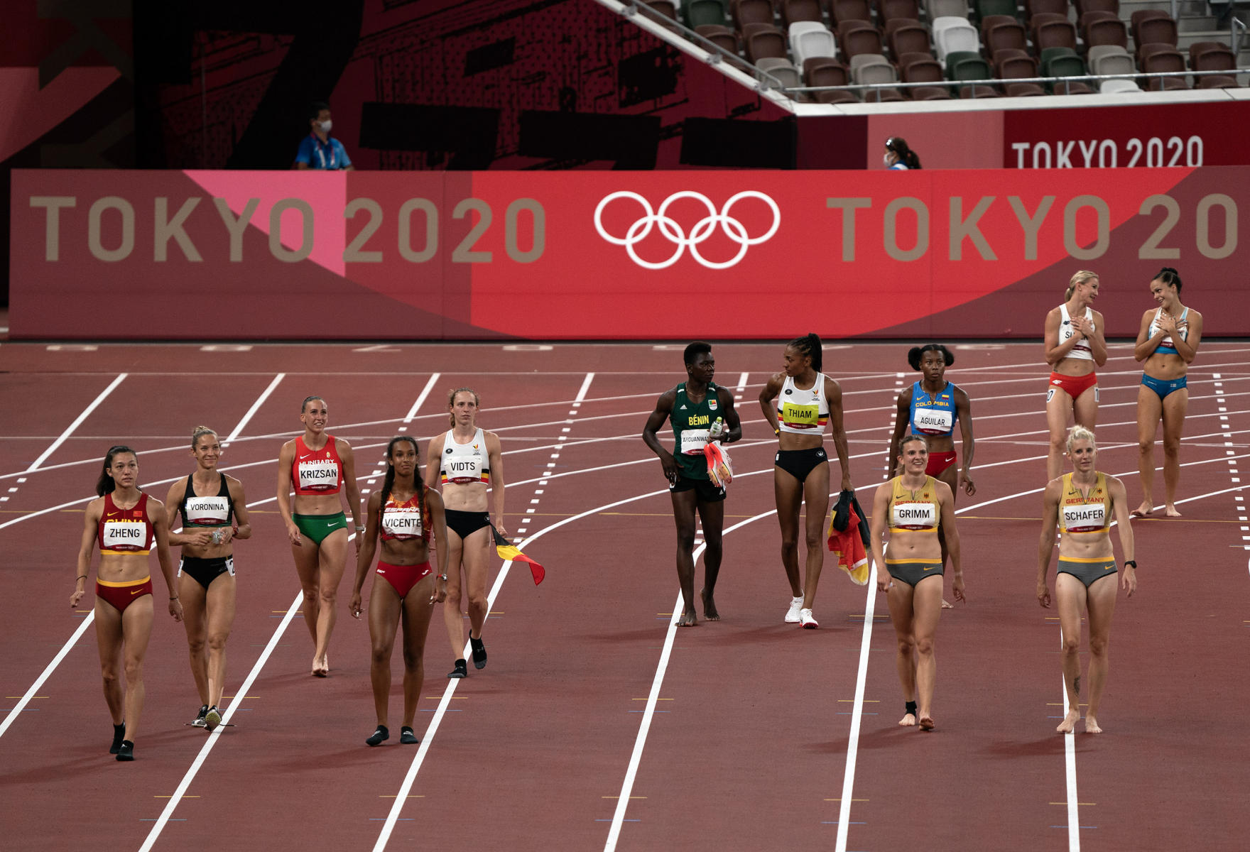 All women Heptathlon competitors join the winners in a victory walk around the track : Tokyo 2020 Games : David Burnett | Photographer