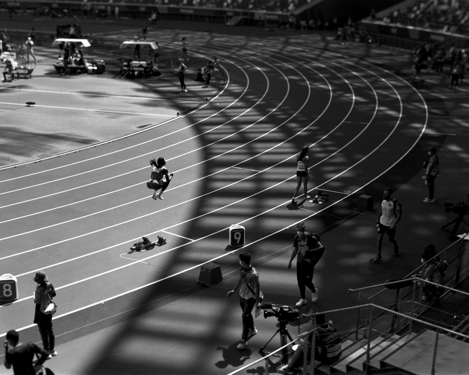 Last second leap before running the 400 : Tokyo 2020 Games : David Burnett | Photographer
