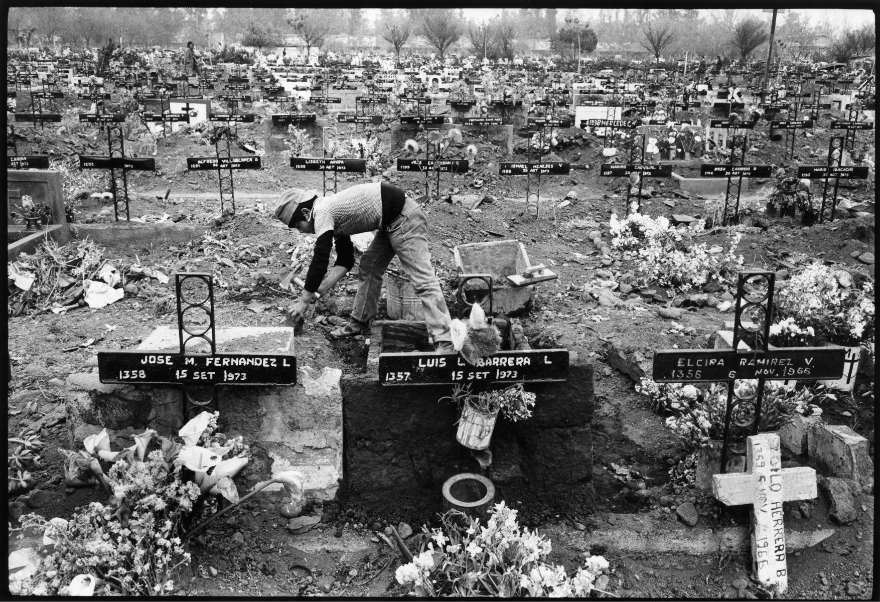 A Chilean cemetary during the days after the Coup  d'Etat  1973 : Looking Back: 60 Years of Photographs : David Burnett | Photographer