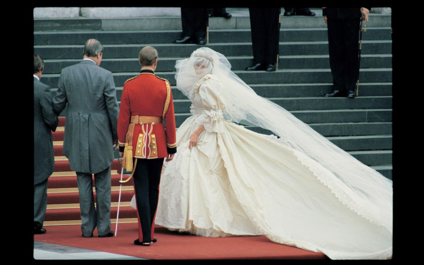 In her last moments as an unmarried girl, Diana Spencer climbs the steps of St Pauls to her wedding with Prince Charles  1981 : Looking Back: 60 Years of Photographs : David Burnett | Photographer