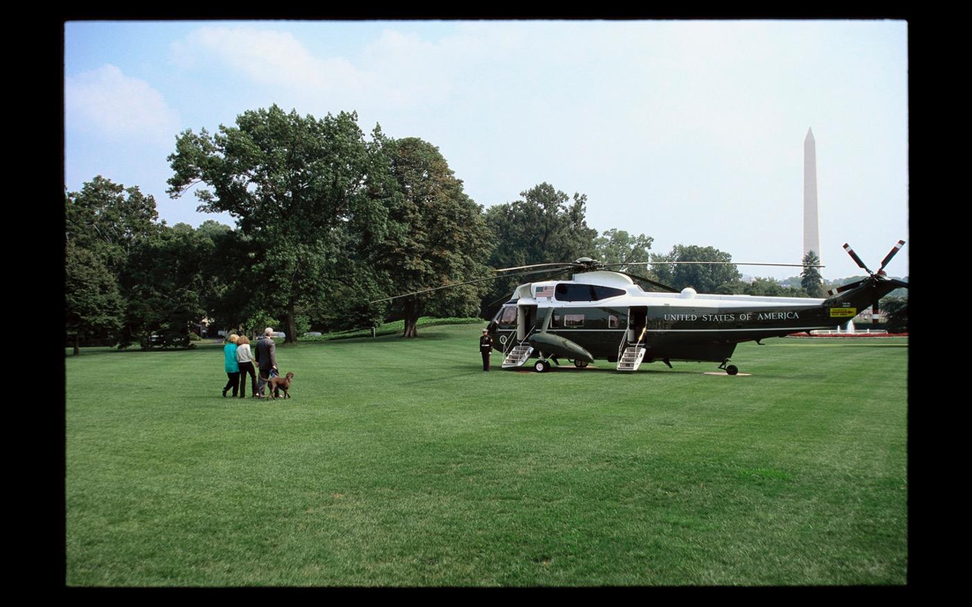 Bill Clinton walks to Marine 1, with Hillary, Chelsea and Buddy.  1998 : Looking Back: 60 Years of Photographs : David Burnett | Photographer