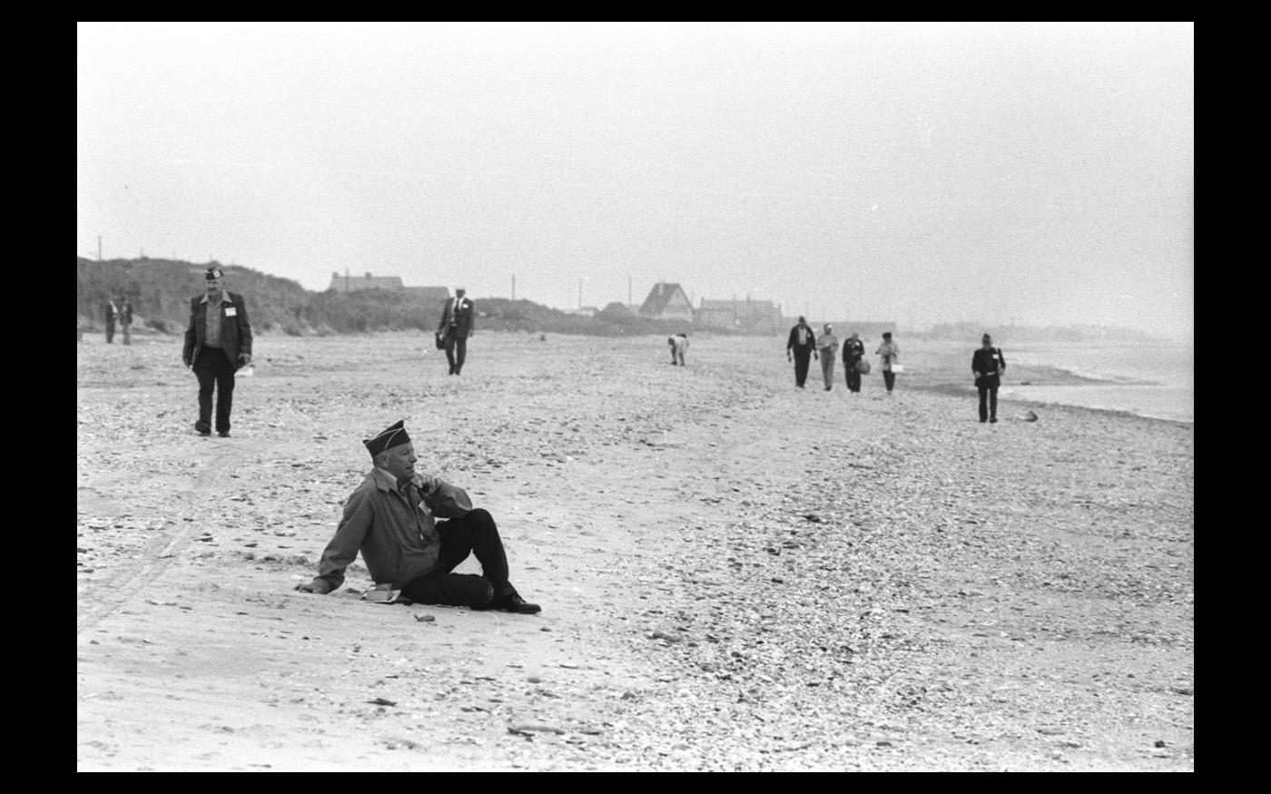 Visiting American veterans sitting on the sands of Utah Beach, 40 years after D_Day : Looking Back: 60 Years of Photographs : David Burnett | Photographer