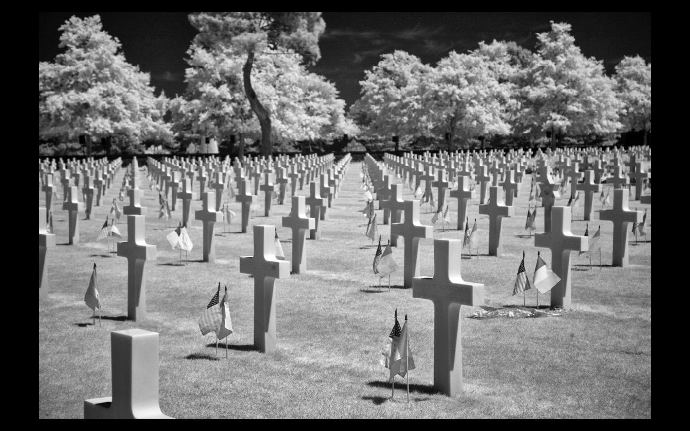 The US Omaha Beach Cemetary  2004 : Looking Back: 60 Years of Photographs : David Burnett | Photographer