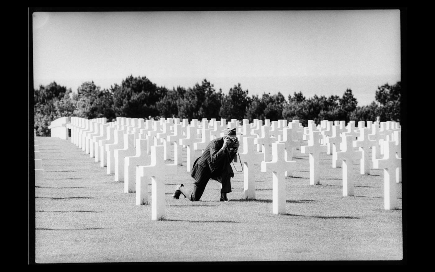 A US Veteran acknowledges the location of a comrade
1984 : Looking Back: 60 Years of Photographs : David Burnett | Photographer