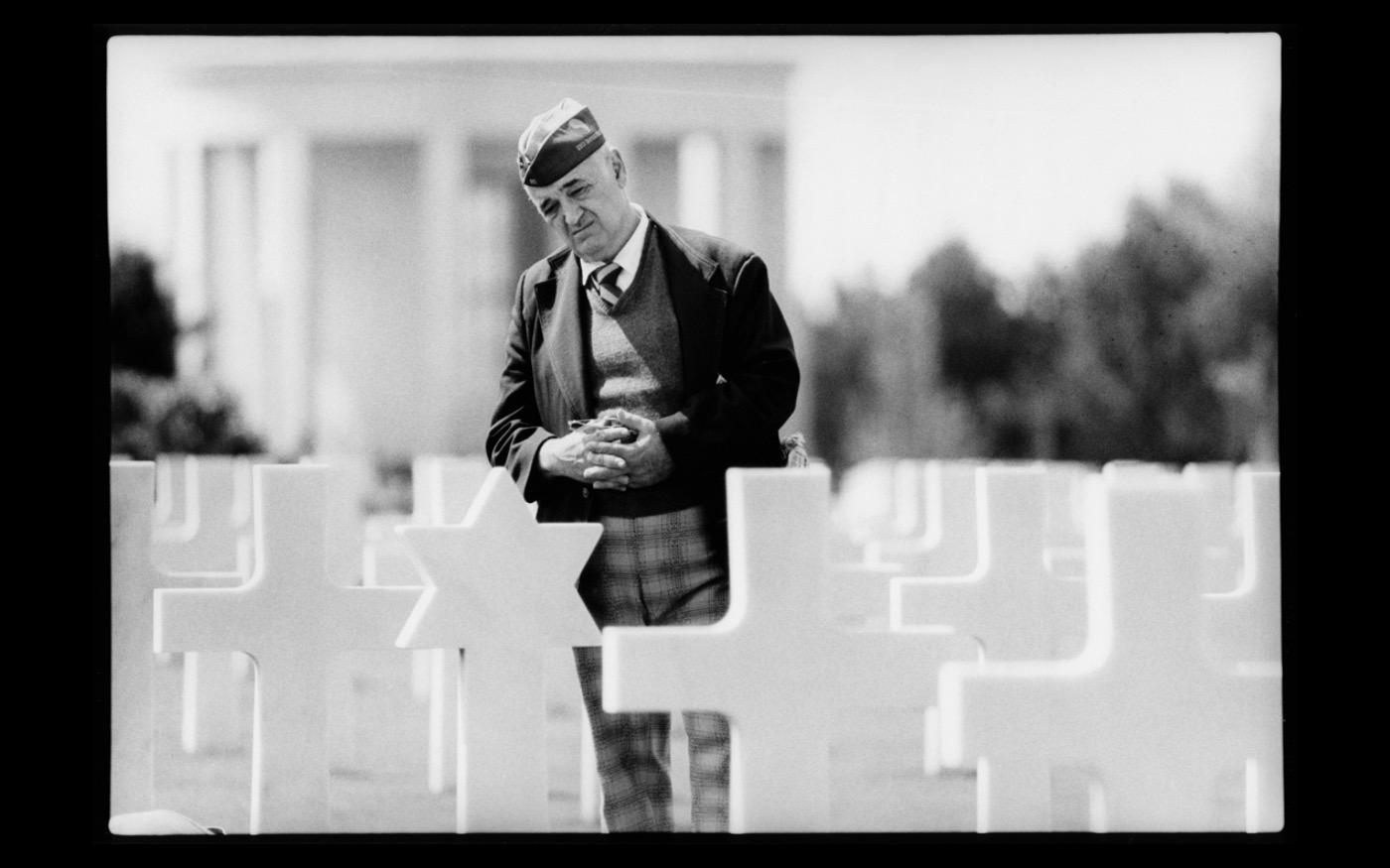 A US veteran at the American Cemetary near Omaha Beach
1989 : Looking Back: 60 Years of Photographs : David Burnett | Photographer