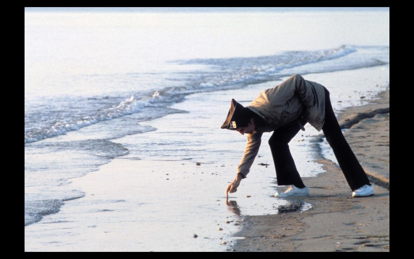 American veteran Leo Jereb touches the waters of Utah Beach fifty years after D-Day
1994 : Looking Back: 60 Years of Photographs : David Burnett | Photographer