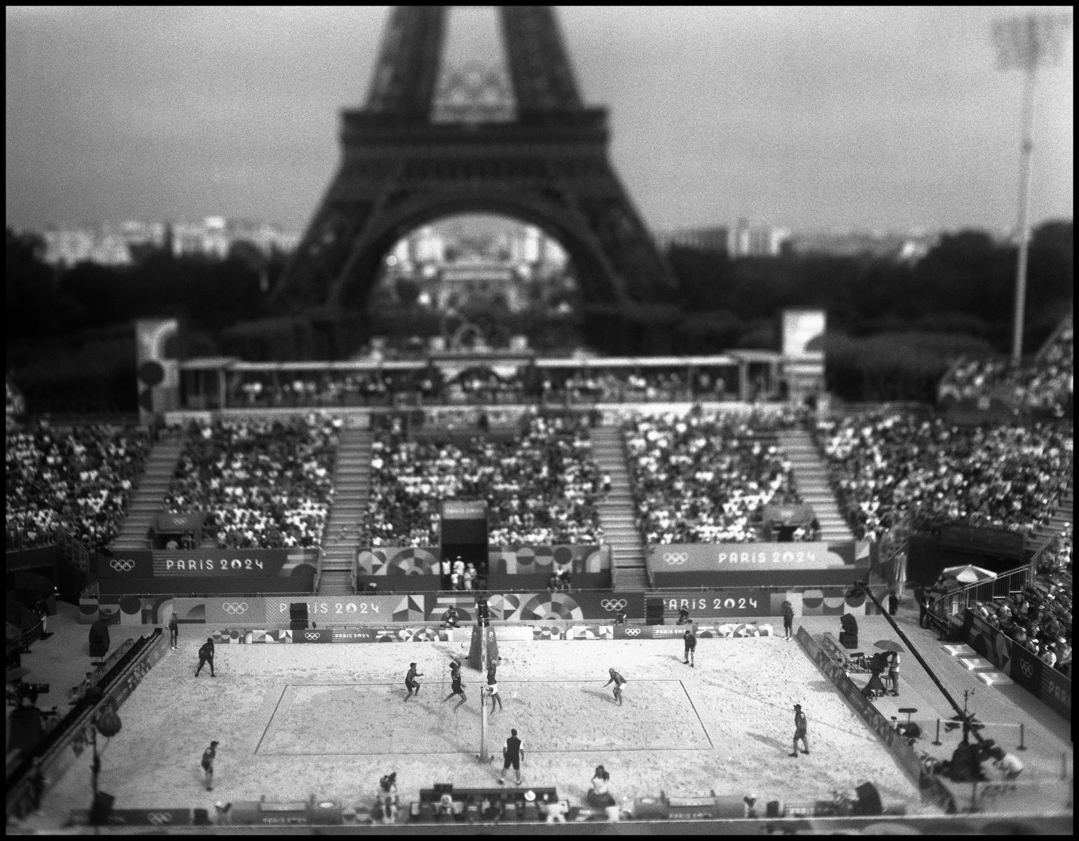 a SpeedGraphic 4x5 shot of Beach Volleyball : Paris 2024 Summer Games : David Burnett | Photographer