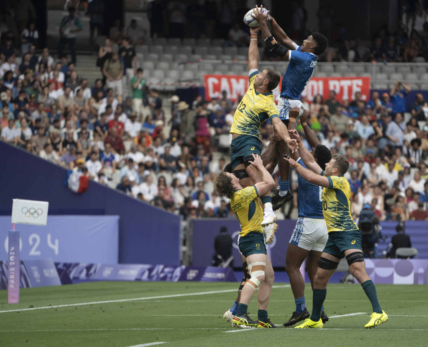 Rugby where they lift team mates to be first to the ball : Paris 2024 Summer Games : David Burnett | Photographer