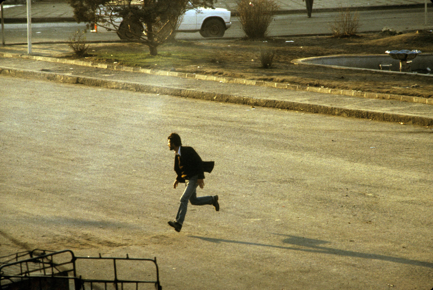 Escaping afternoon gunfire. : 44 Days: the Iranian Revolution : David Burnett | Photographer