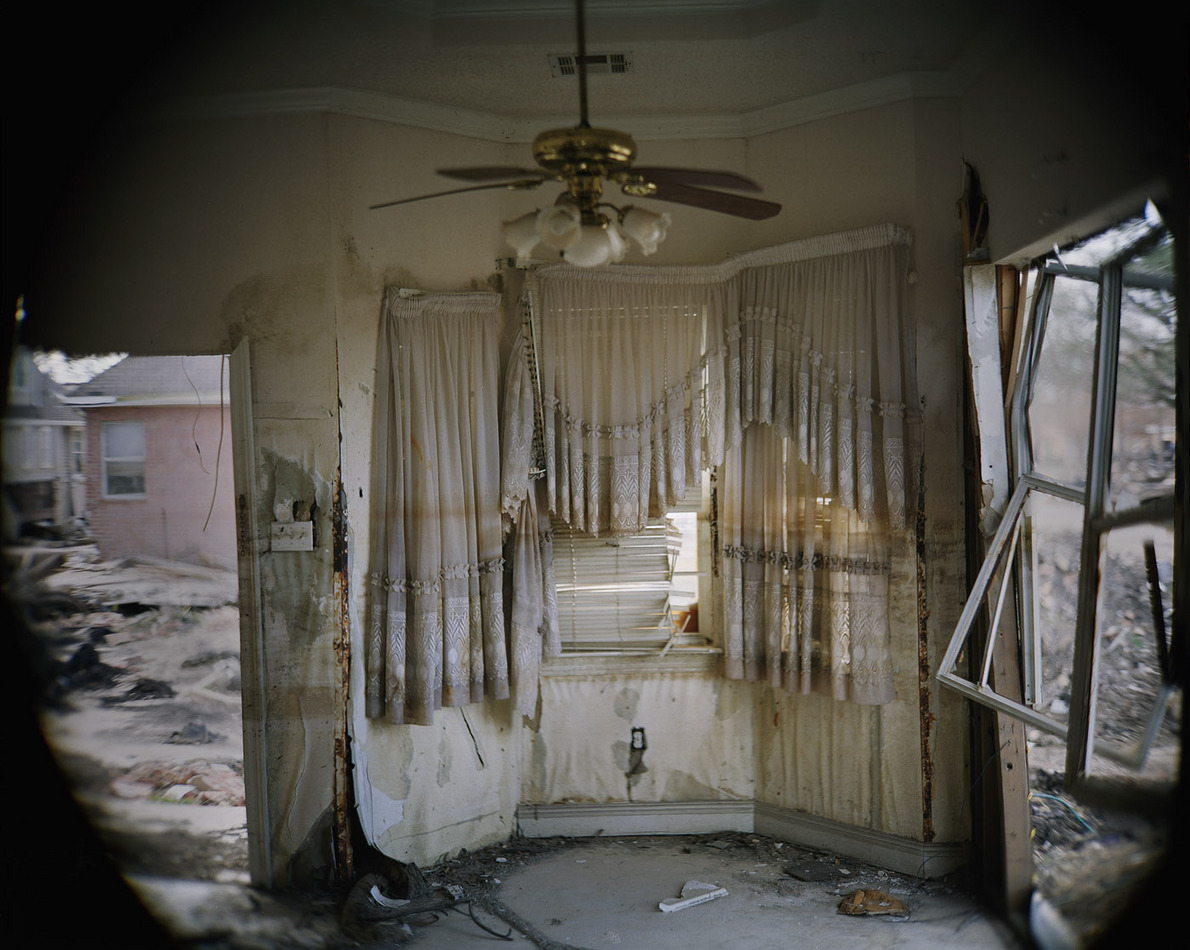 a living room, New Orleans : Aftermath : David Burnett | Photographer